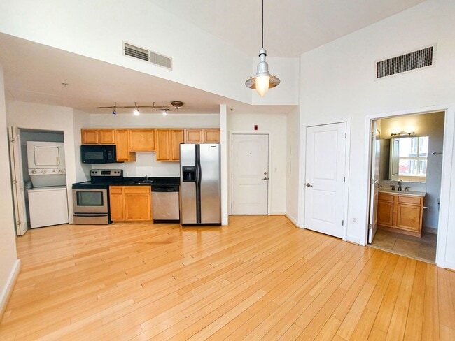 Building Photo - Spacious and Sunlit 1 BR 1 BA in 16th St H...