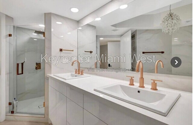 Building Photo - 16485 Collins Ave