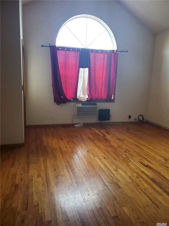 Foto del edificio - 54-06 Metropolitan Ave