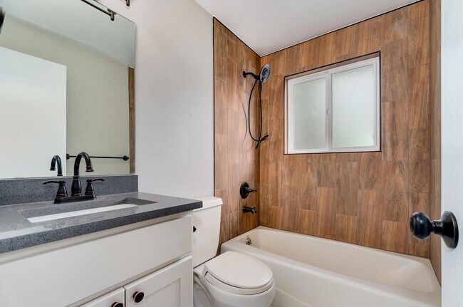 Foto del edificio - 7305 S Webster St