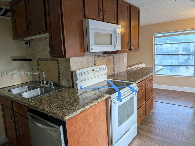 Foto del edificio - 1371 NE 40th Pl