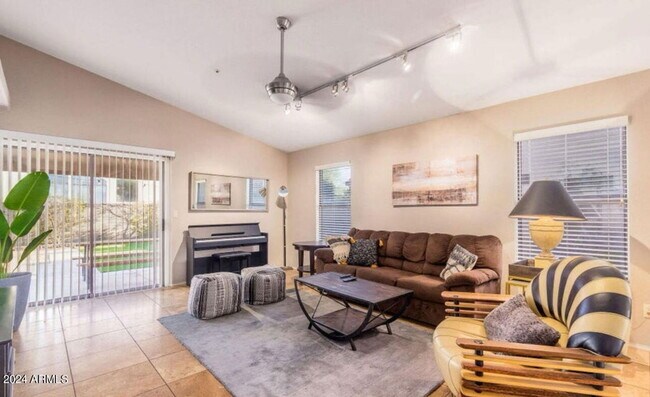 Foto del edificio - 8813 E Charter Oak Dr