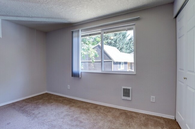 Building Photo - 2 Bedroom Home with Washer and Dryer INSID...