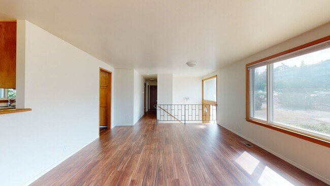 Foto del edificio - Location, Location, Location! - Four Bedroom house located minutes from Des Moines Waterfront