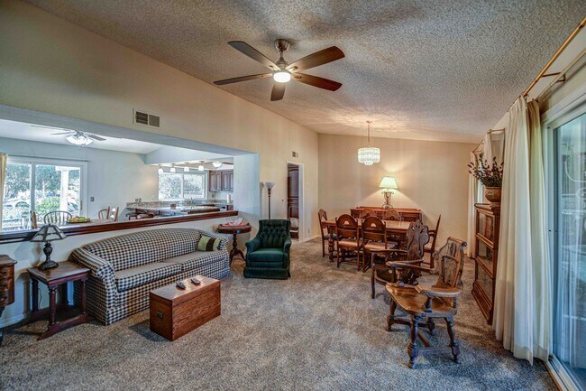 Building Photo - Spacious 3 bed 2 bath unfurnished long ter...