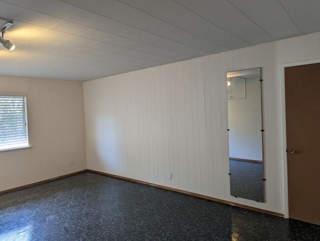 Foto del edificio - Spacious 2 bed 1 bathroom In-Law Unit with lots of Natural light, newly remodeled