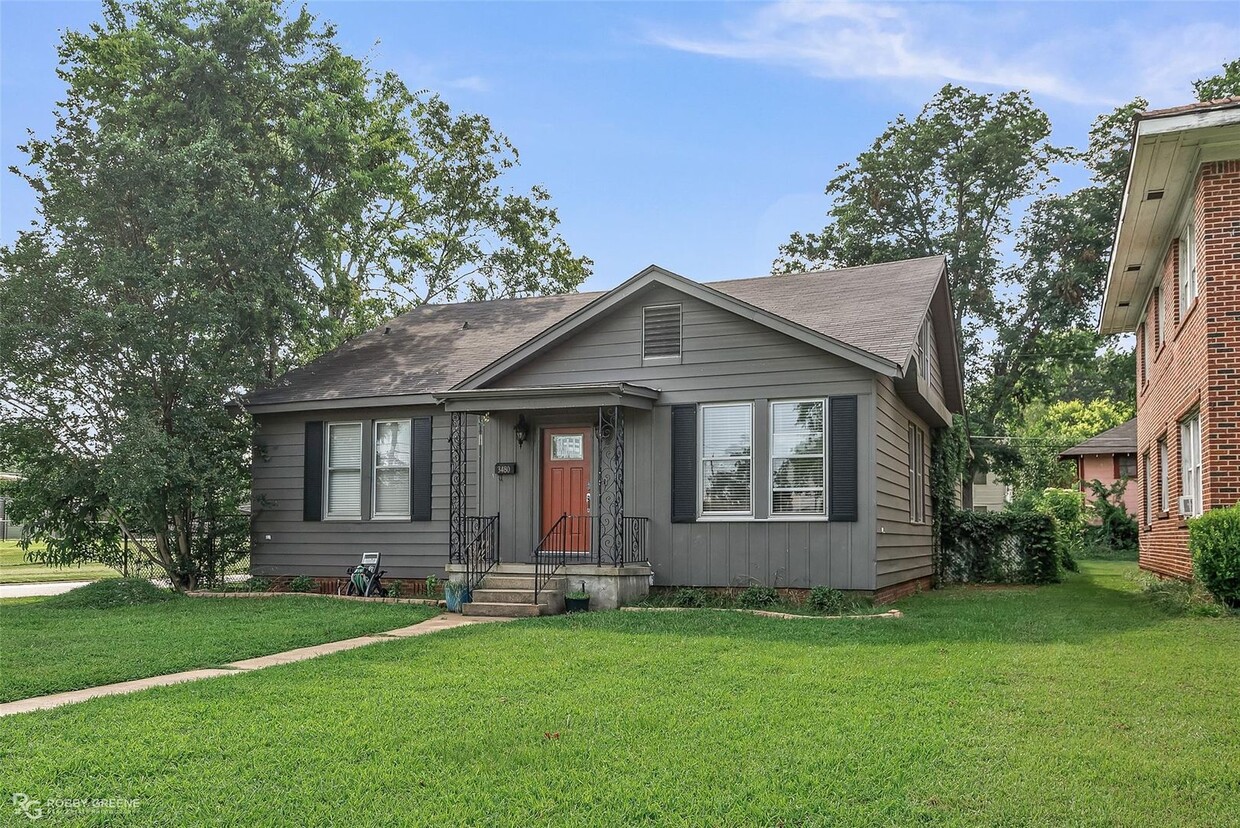 Primary Photo - CHARMING BROADMOOR HOME NEAR KINGS AND YOUREE