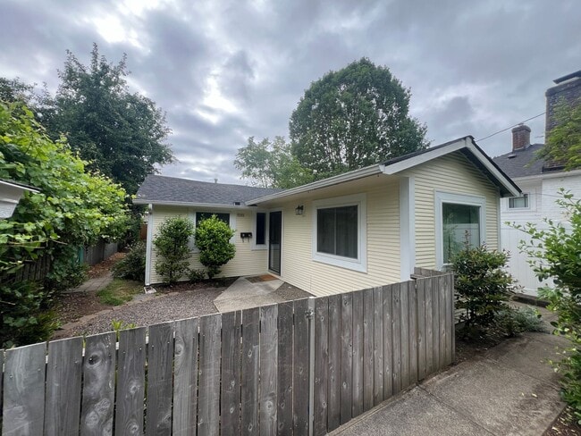 Building Photo - 3 Bedroom Home on Quiet Street with Lots o...