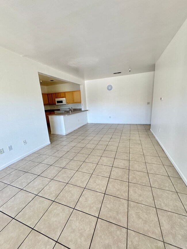 Foto del edificio - 4 Bedroom Master Suites at The Edge at Reno - Walking Distance to UNR