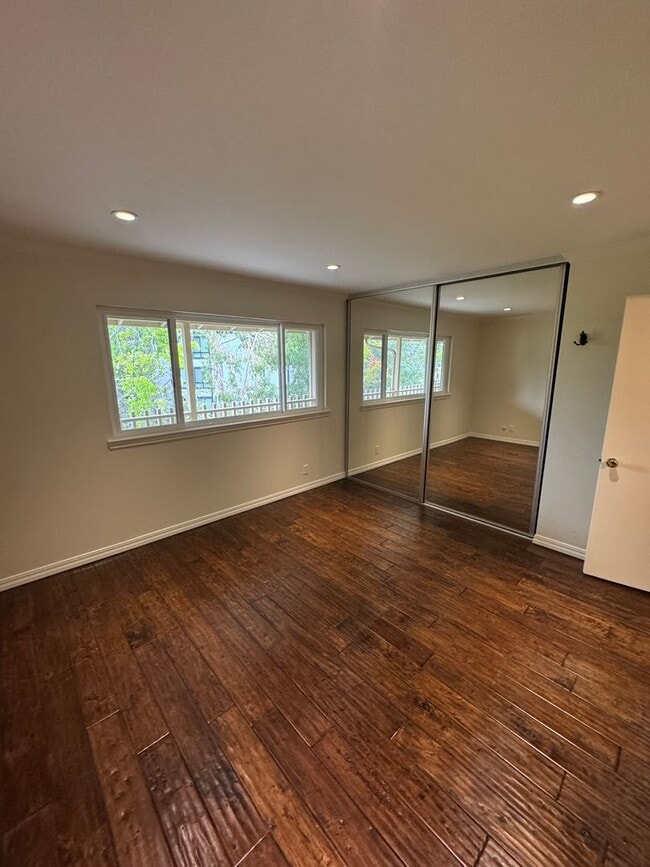 Building Photo - Stylish & Updated 2BR/2BA Condo with Pool ...