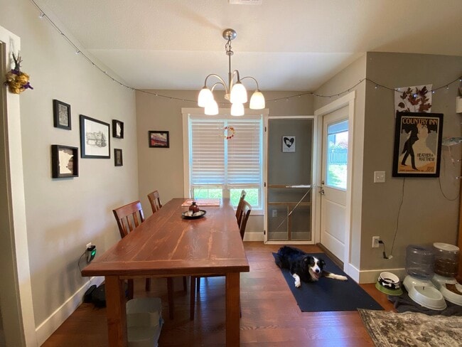 Foto del edificio - FENCED BACKYARD! BONUS ROOM/OFFICE! SAFE ROOM! THREE CAR GARAGE