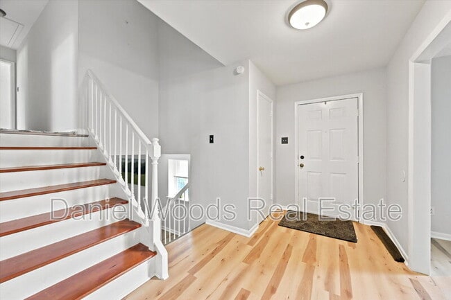 Building Photo - 409 Dutton St