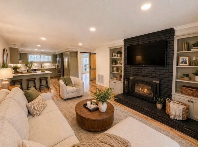 Foto del edificio - 323 Forrest Glen Rd