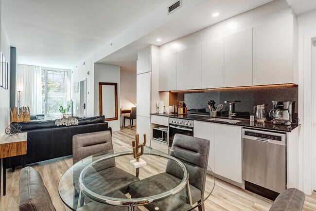 Building Photo - 2061 Rue Stanley