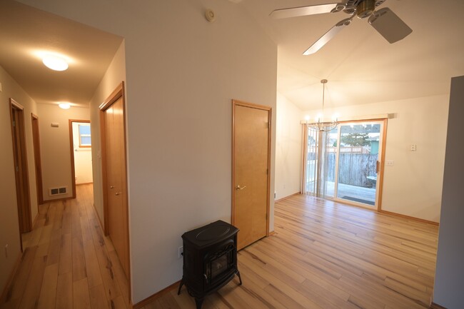 Building Photo - Charming 3 Bed, 2 Bath Home in Summer Bree...