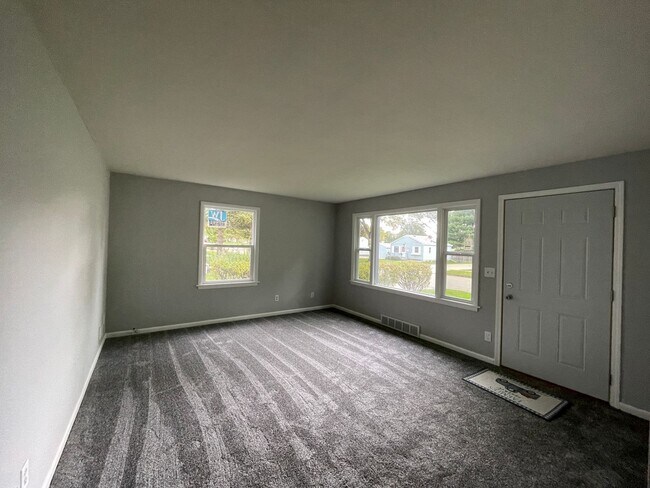Foto del edificio - 3 bedroom 1 1/2 bath home with fenced in b...