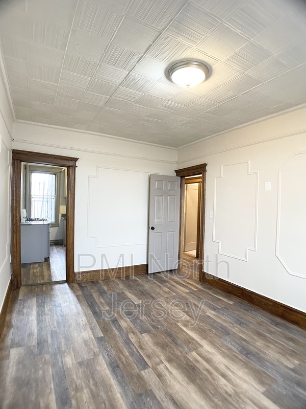 Building Photo - 437 53rd St