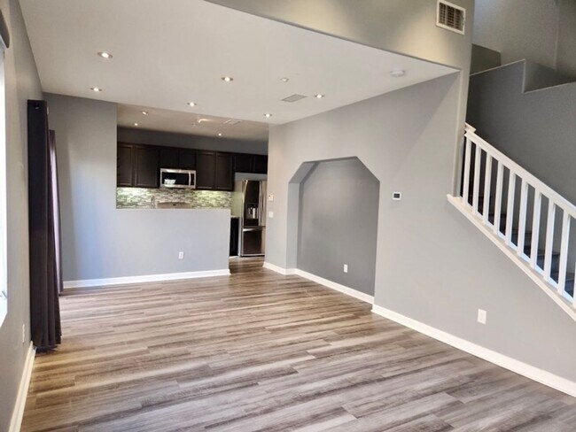 Foto del edificio - Remodeled 3 bedroom townhome in Simi Valley
