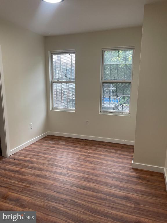 Foto del edificio - 7028 Elmwood Ave