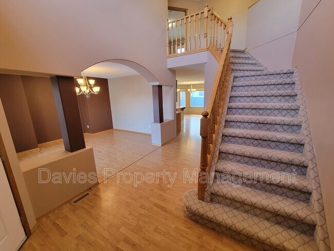 Photo du bâtiment - 18020-18101 101 St NW