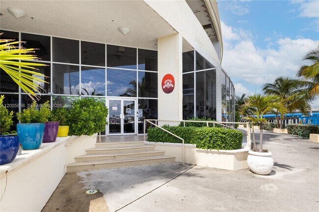 Foto del edificio - 7601 E Treasure Dr