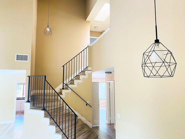 Foto del edificio - Calabasas Two-Story 4b/3b Beautifully & Mo...