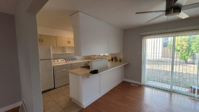 Building Photo - 992 S Coral Pl