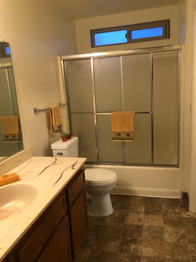 Full Bathroom - 1290 3rd St