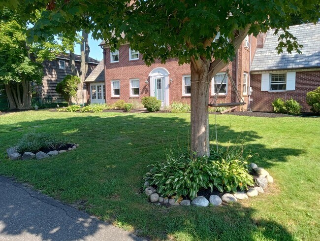 Building Photo - 47 Monroe St