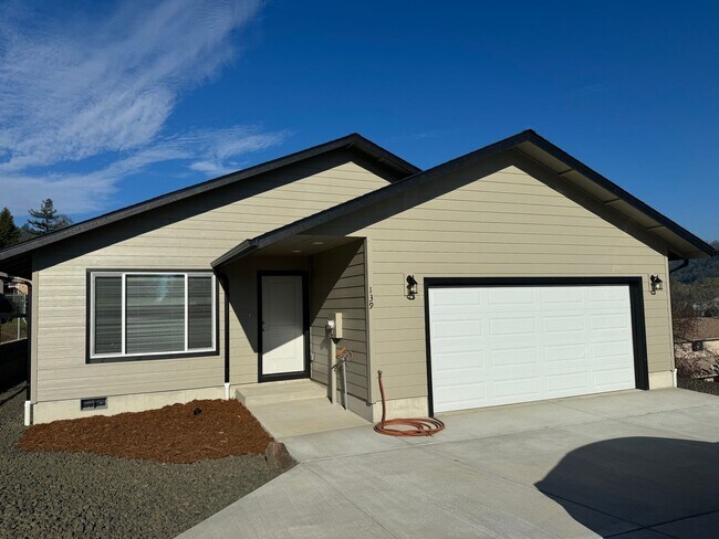 Foto del edificio - Newer 3 Bed 2 Bath Home In Roseburg