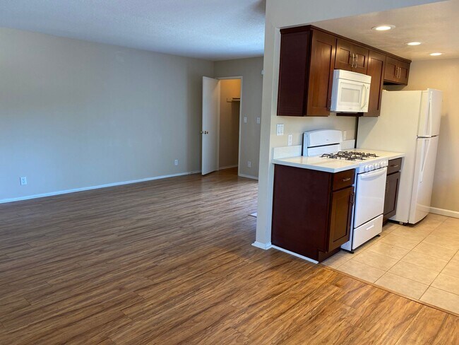 Foto del edificio - 411 W Riverside Dr