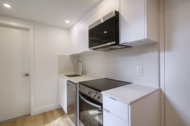 Building Photo - 2050 Av. Claremont