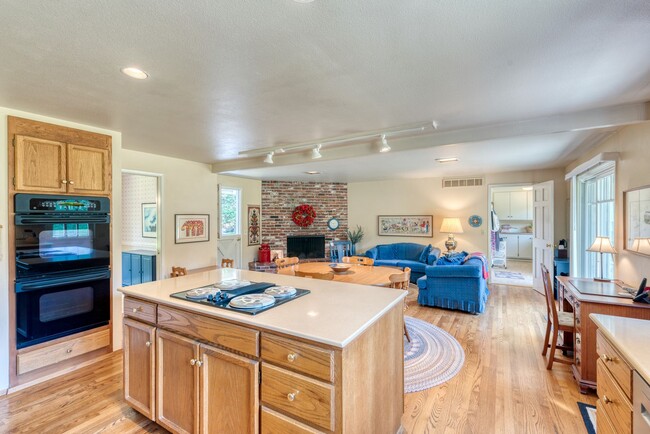 Building Photo - Mercer Island Home