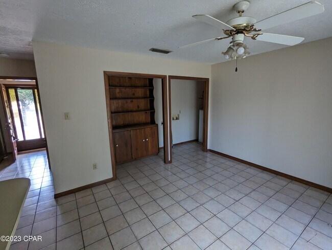 Building Photo - 205 Greenwood Dr