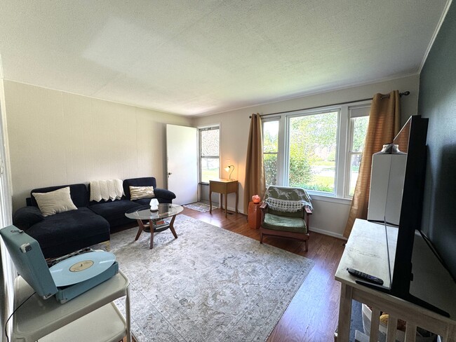 Foto del edificio - 61 Trowbridge Ln