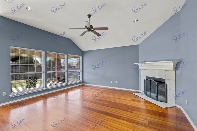 Building Photo - Clean 3/2 1705 Sqft. Home with Solar locat...