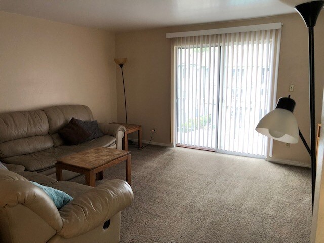 Sala de estar grande con balcón - 718 W 1720 N