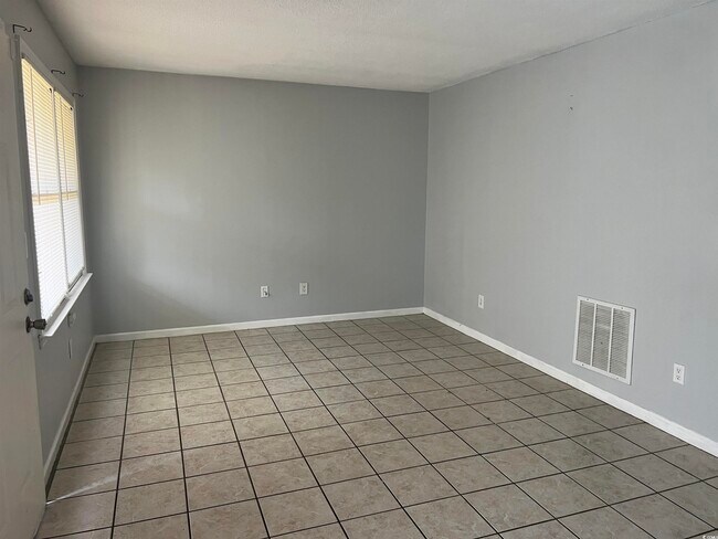 Building Photo - 4047 Fairway Dr