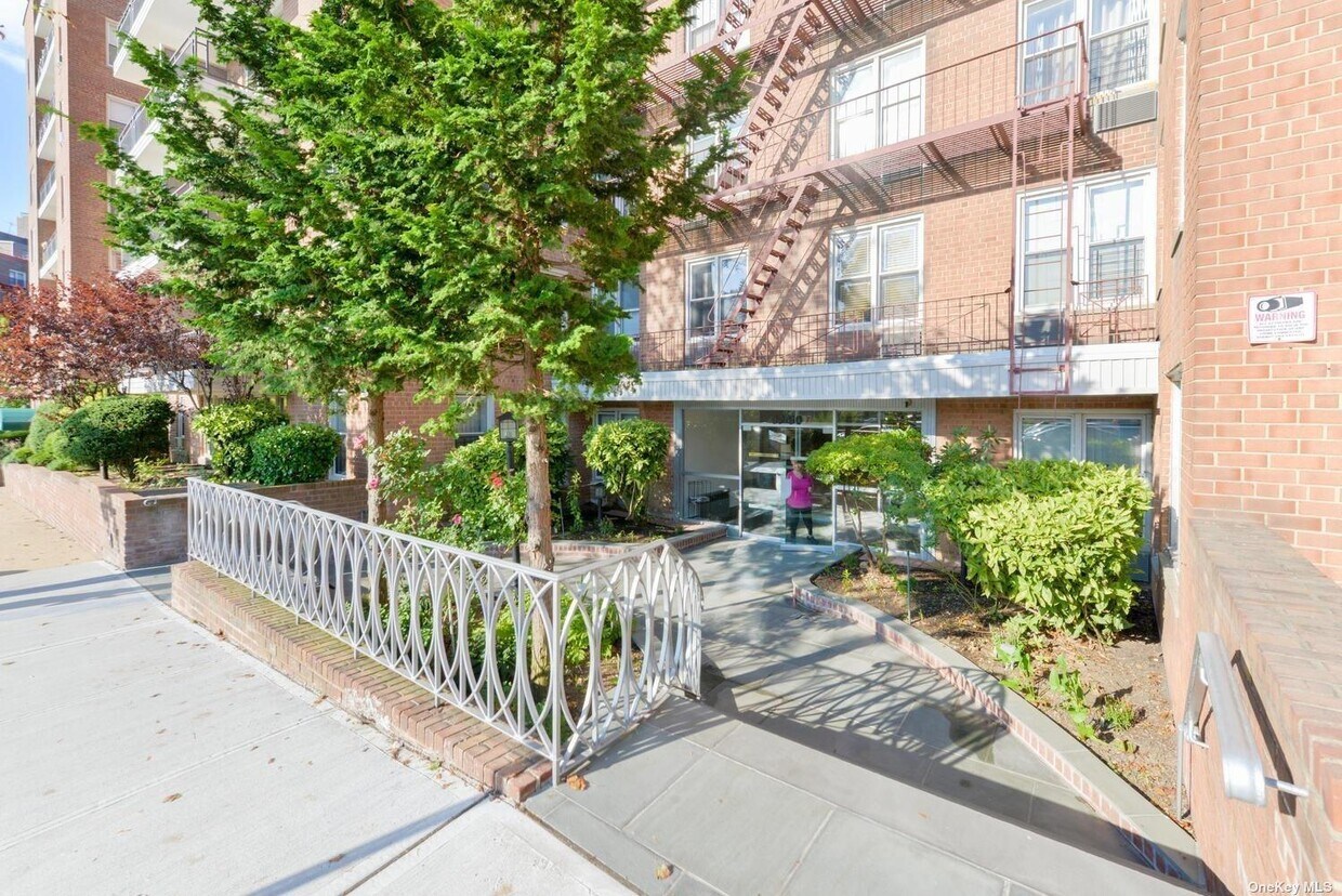 6750 Thornton Pl Unit 2L, Queens, NY 11375 Room for Rent in Queens
