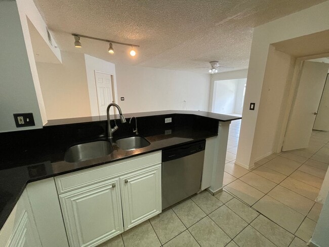 Building Photo - ANNUAL RENTAL 1 BED + DEN/1 BATH AT IBIS CLUB