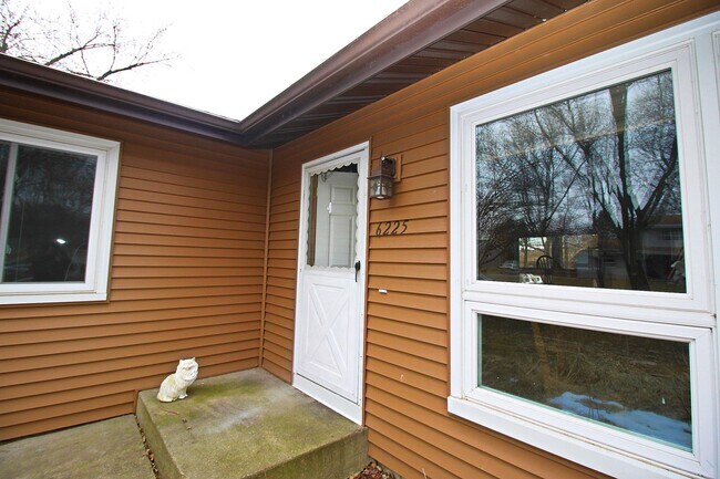 Building Photo - 6225 Putnam Rd