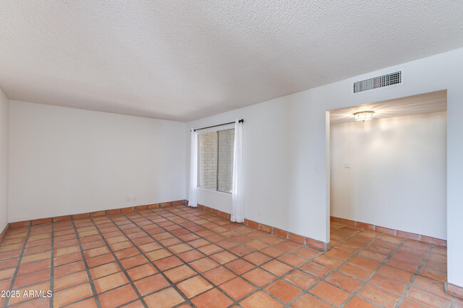 Foto del edificio - 1119 E Balboa Dr