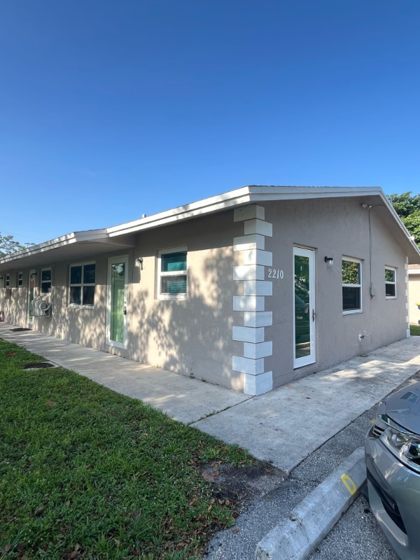 Building Photo - 2210 SW 45th St
