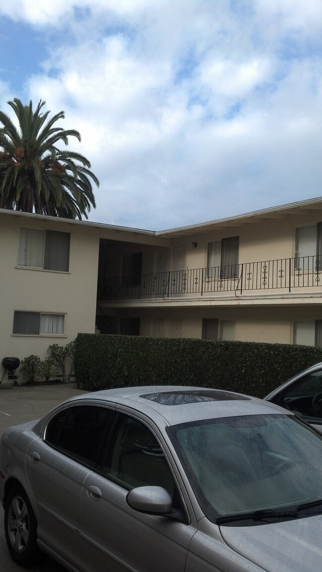 Building Photo - 1218 Armacost Ave