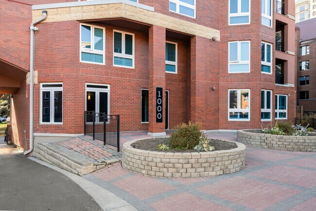 Photo du bâtiment - 400-1400 Eau Claire Ave SW