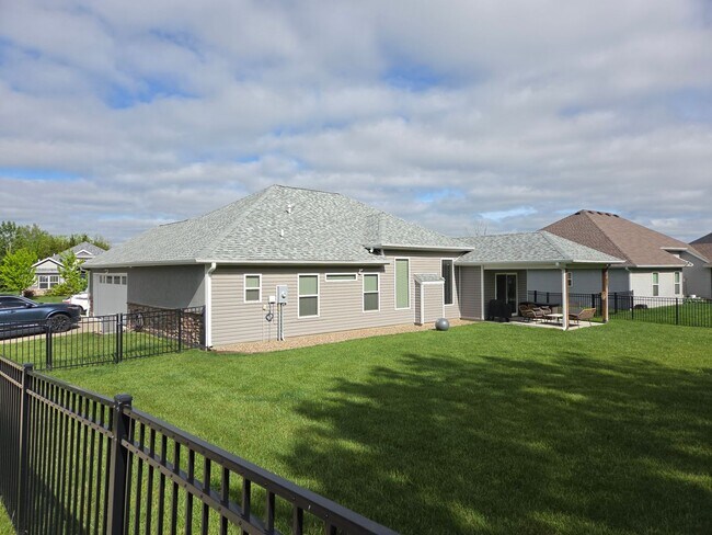 Building Photo - 3 bd, 2 ba house in E Columbia in great move-in shape, fenced, corner lot, w/d provided.