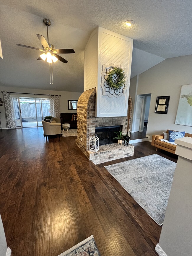Building Photo - 724 Fortuna Dr