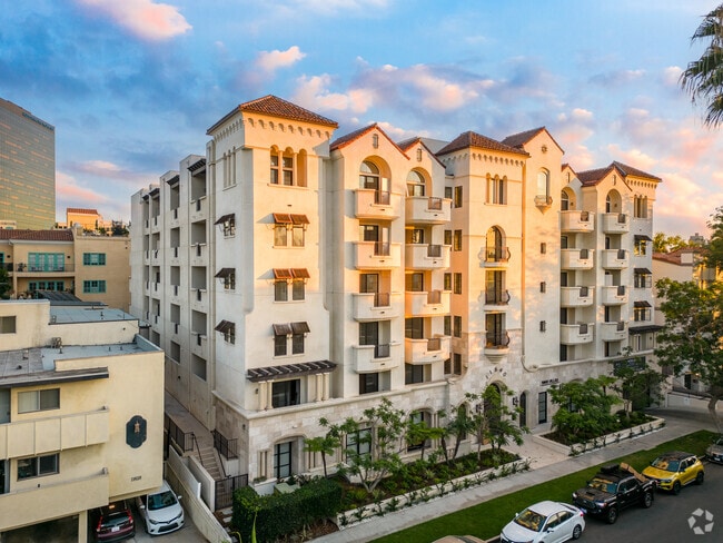 Building Photo - Luxe Villas