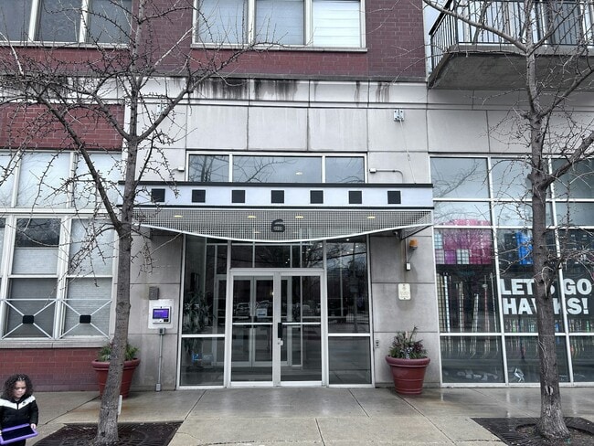 Building Photo - 6 S Laflin St