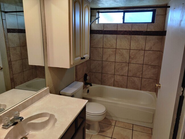 Building Photo - 1069 West Hills Ter